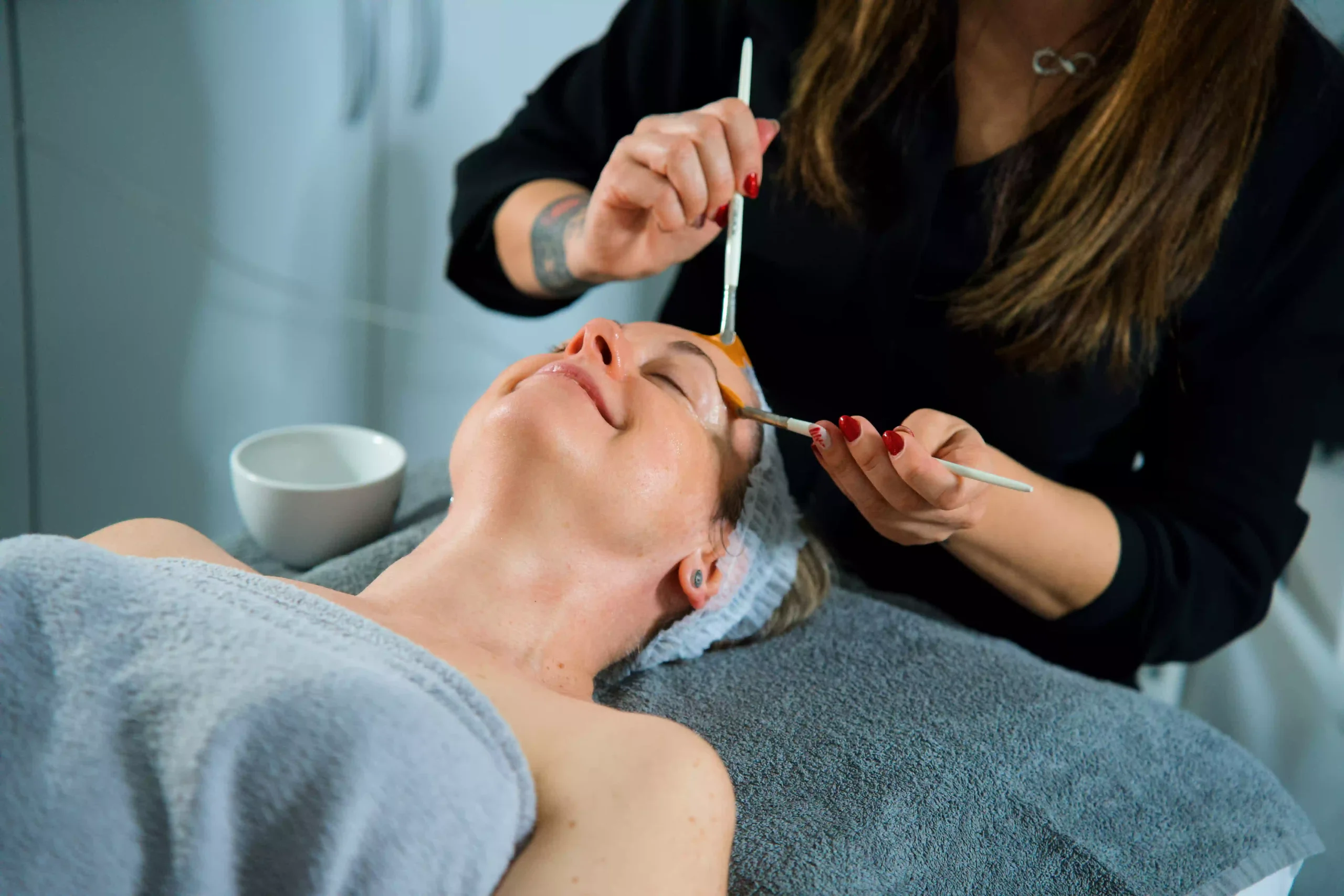 Mujer haciendose un tratamiento facial